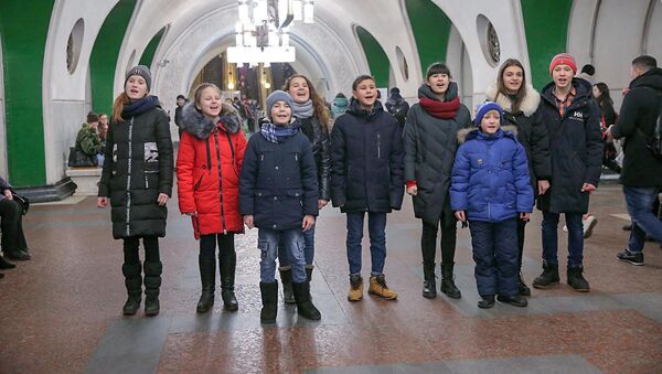 Участники Ты супер! устроили флешмоб в московском метро (22 февраля 2019). Москвa - Sputnik Армения