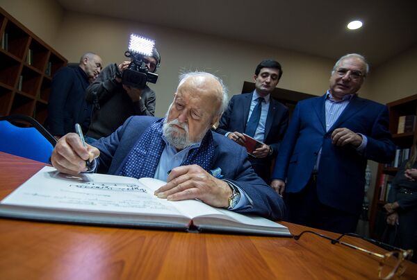 Երաժիշտը հուշամատյանում գրություն թողեց, որը, ինչպես հետո լրագրողներին խոստովանեց մաեստրոն, հատված էր իր ստեղծագործությունից։ Նա նաև նշեց, որ Կոմիտասը զգալի ազդեցություն է ունեցել իր ստեղծագործության վրա Երաժիշտը հուշամատյանում գրություն թողեց, որը, ինչպես հետո լրագրողներին խոստովանեց մաեստրոն, հատված էր իր ստեղծագործությունից։ Նա նաև նշեց, որ Կոմիտասը զգալի ազդեցություն է ունեցել իր ստեղծագործության վրա - Sputnik Արմենիա
