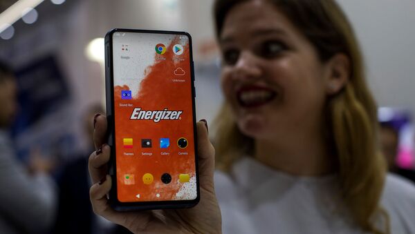 Девушка с новой моделью телефона Energizer Power Max P18K Pop с батареей 18 000 мАч на выставке MWC (26 февраля 2019). Барселона - Sputnik Արմենիա
