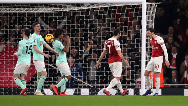 Генрих Мхитарян празднует свой забитый гол с Месутом Озилом в матче АПЛ между командами Арсенал и Борнмут (27 февраля 2019). Лондон - Sputnik Արմենիա