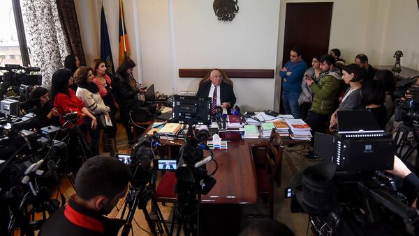 Журналисты в кабинете ректора ЕГУ (28 февраля 2019). Еревaн - Sputnik Армения