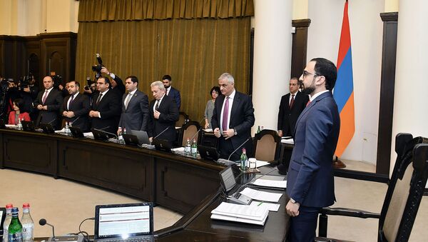 Члены правительства почтили минутой молчания память жертв Сумгаитских погромов во время заседания правительства (28 февраля 2019). Еревaн - Sputnik Армения