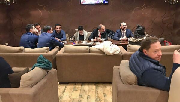 Премьер-министр Никол Пашинян с соратниками в кафе (1 марта 2019). Еревaн - Sputnik Армения