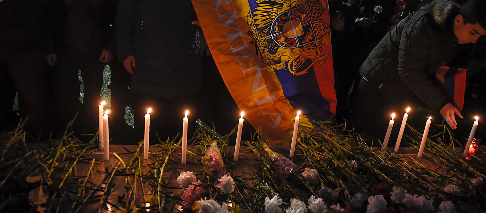 Граждане возлагают цветы и зажигают свечи в память о жертвах событий 1 марта 2008 года (1 марта 2019). Еревaн - Sputnik Армения, 1920, 01.03.2021