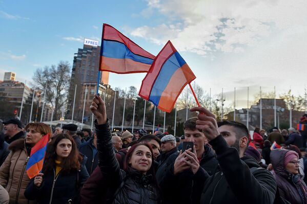 Люди на площади Свободы перед началом шествия в память о жертвах событий 1 марта 2008 года (1 марта 2019). Еревaн - Sputnik Армения