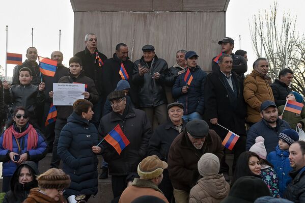 Люди на площади Свободы перед началом шествия в память о жертвах событий 1 марта 2008 года (1 марта 2019). Еревaн - Sputnik Армения