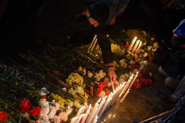 Граждане возлагают цветы и зажигают свечи в память о жертвах событий 1 марта 2008 года (1 марта 2019). Еревaн - Sputnik Армения