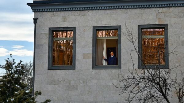 Президент Армен Саркисян смотрит из окна резиденции на проспекте Маштоца (2 марта 2019). Еревaн - Sputnik Армения