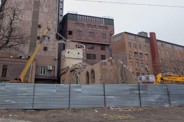 Демонтаж бывшего здания министерства образования и науки на улице Хоренаци - Sputnik Армения