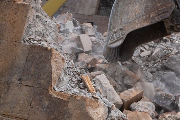 Демонтаж бывшего здания министерства образования и науки на улице Хоренаци - Sputnik Армения