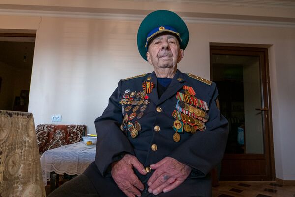 Секрет пограничника: как 93-летний Сергей Оганесян сохранил чудесную память Секрет пограничника: как 93-летний Сергей Оганесян сохранил чудесную память - Sputnik Армения