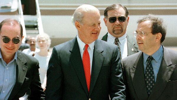 Бывший госсекретарь США Джеймса Бейкера (в центре) и бывший посол в Сирии Эдвард Джереджян (справа) приветствуют ген.секретаря Фонда Иссама Фареса Антуана Хабиба (20 июня 1999). Бейрут - Sputnik Армения