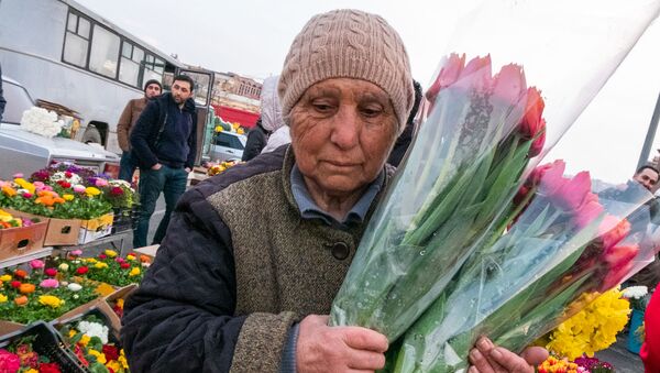 Покупательница цветов на цветочном рынке, Еревaн - Sputnik Армения