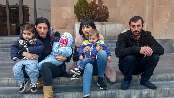 Сидячая забастовка семьи Саркисян перед зданием городской администрации (7 марта 2019). Еревaн - Sputnik Армения