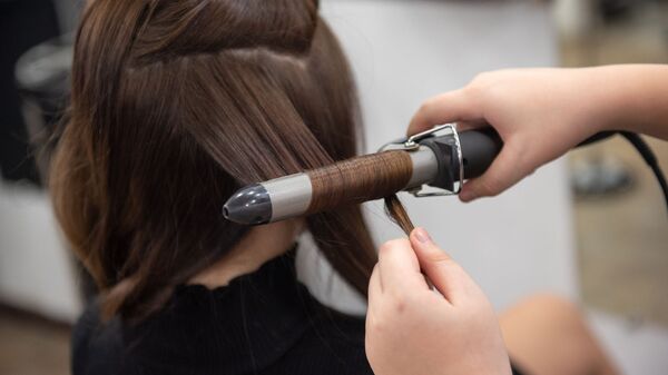 Завивка волос в салоне красоты - Sputnik Армения