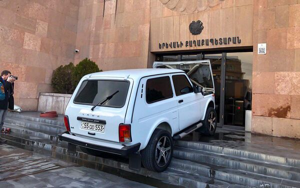 Врезавшийся в здание мэрии автомобиль Нива (8 марта 2019). Еревaн - Sputnik Армения