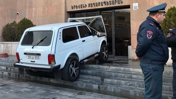 Врезавшийся в здание мэрии автомобиль Нива (8 марта 2019). Еревaн - Sputnik Армения