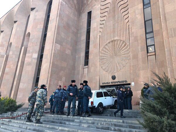 Нива едва не протаранила парадную дверь мэрии Еревана: видео Нива едва не протаранила парадную дверь мэрии Еревана: видео - Sputnik Армения