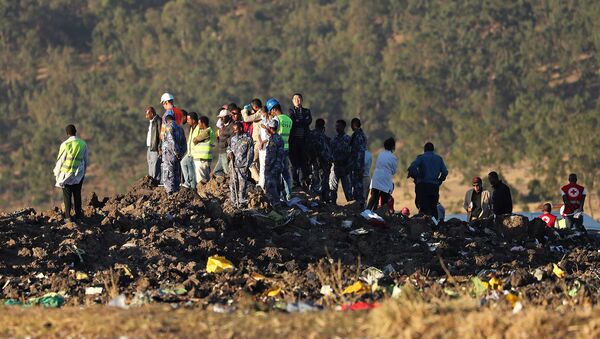 Спасатели на месте крушения самолета Ethiopian Airlines, недалеко от города Бишофту, к юго-востоку от Аддис-Абебы (10 марта 2019). Эфиопия - Sputnik Армения