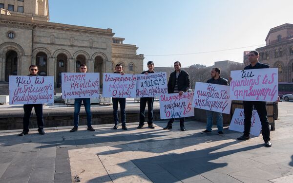 Акция протеста сотрудников завода по производству газированных напитков перед Домом правительства (11 марта 2019). Еревaн - Sputnik Армения