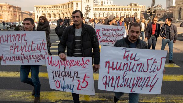 Акция протеста сотрудников завода по производству газированных напитков перед Домом правительства (11 марта 2019). Еревaн - Sputnik Արմենիա