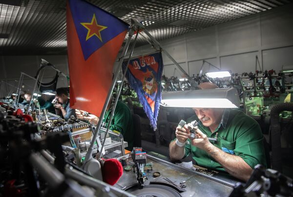 Сотрудники шлифуют бриллианты в цехе огранки ООО Бриллианты Алроса в Москве - Sputnik Армения