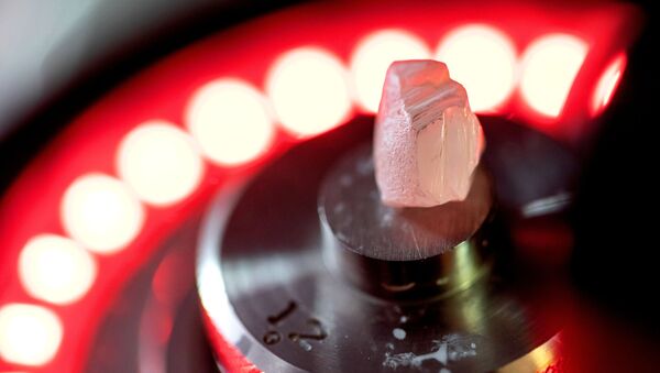 Алмаз в цехе лазерной обработки ООО Бриллианты Алроса в Москве - Sputnik Армения