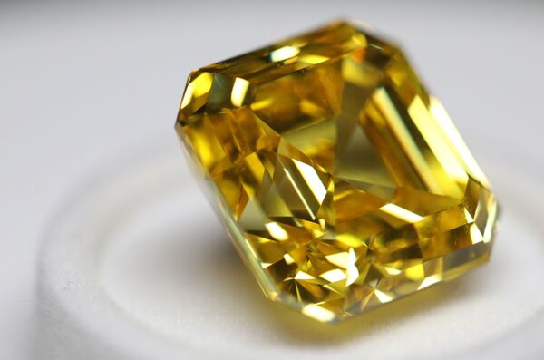 Бриллиант Ослепительный желтый, ограненный в форме ашер, 20,69 карат, на показе бриллиантов компании Алроса - Sputnik Армения