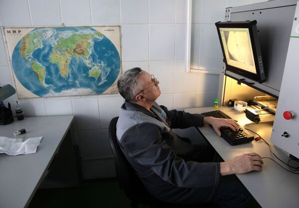 Сотрудник в цехе лазерной обработки ООО Бриллианты Алроса в Москве - Sputnik Армения