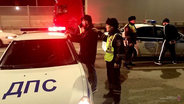 Сотрудники полиции задержали автомобиль с подозреваемыми (10 марта 2019). Волгоград - Sputnik Армения