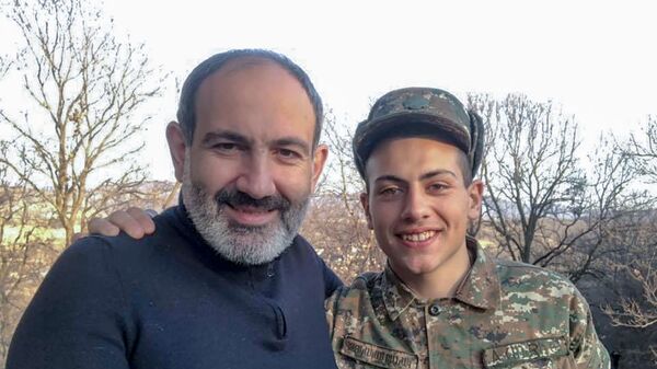 Селфи премьер-министра Никола Пашиняна с сыном Ашотом (11 марта 2019). - Sputnik Армения