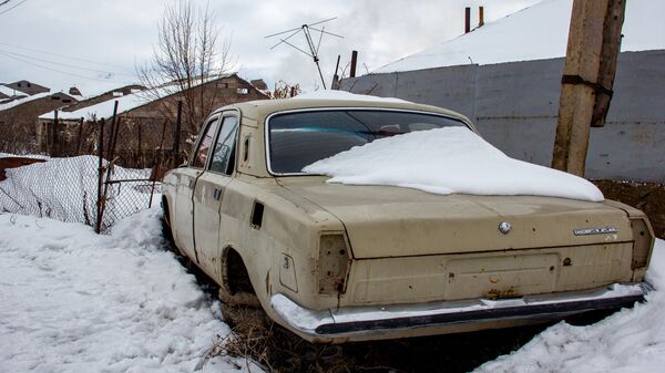 Старый автомобиль в селе Цхук, Сюник - Sputnik Армения
