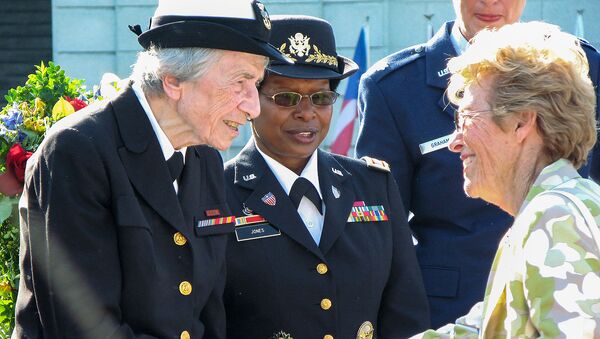 Отставной главный старшина ВМФ США Анна Дер-Вартанян (слева) пожимает руку отставному генерал-майору ВВС Жанне Холм во время церемонии Дня памяти, состоявшейся в Мемориале женщины на военной службе в Америке (26 мая 2008). Арлингтон, Вирджиния - Sputnik Արմենիա