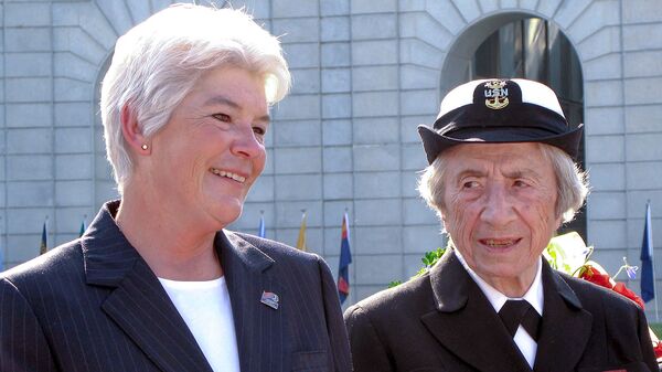 Сью Энн Пирс и Анна Тер-Варданян во время церемонии Дня памяти, состоявшейся в Мемориале женщины на военной службе в Америке (26 мая 2008). Арлингтон, Вирджиния - Sputnik Армения