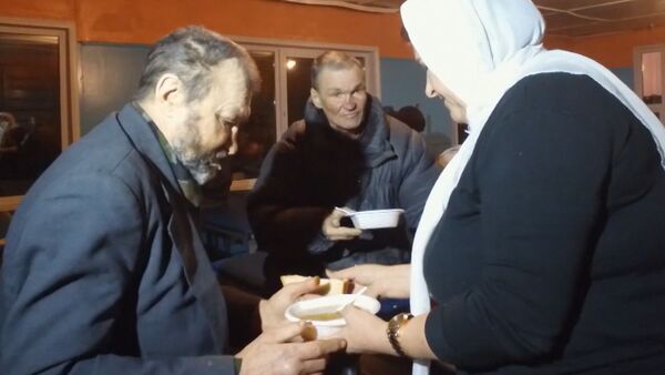 Жительница Казахстана бесплатно кормит бездомных - Sputnik Армения