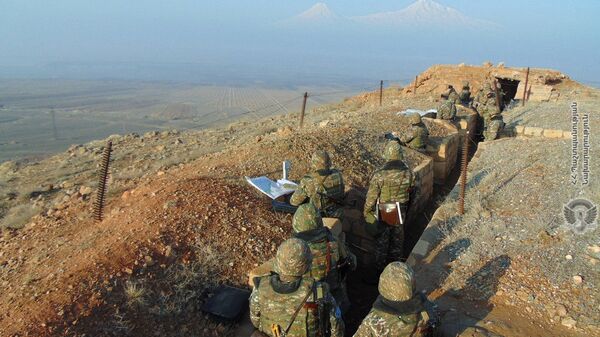Армянские военнослужащие на боевой позиции - Sputnik Արմենիա