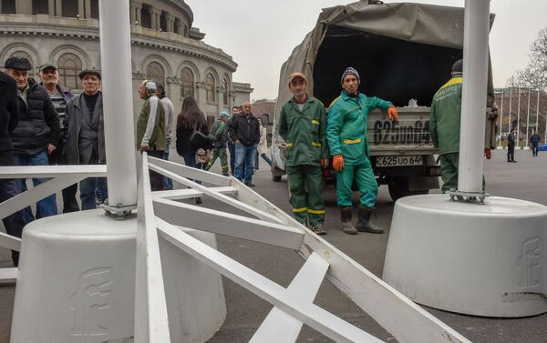 Городские власти приступили к демонтажу кафе на территории площади Свободы (13 марта 2019). Еревaн - Sputnik Армения