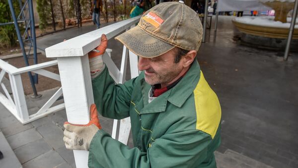 Работник мэрии демонтирует кафе на территории площади Свободы - Sputnik Արմենիա