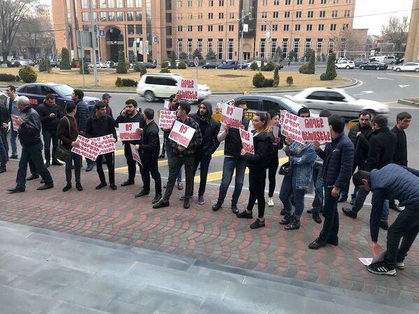 Где мне устроиться?: работники кафе готовы на компромисс, мэрия настроена решительно Где мне устроиться?: работники кафе готовы на компромисс, мэрия настроена решительно - Sputnik Армения