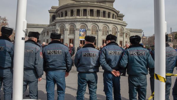 Городские власти приступили к демонтажу кафе на территории площади Свободы (14 марта 2019). Еревaн - Sputnik Արմենիա