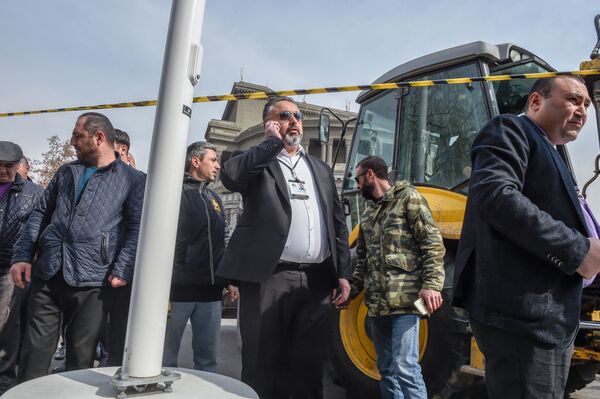 Сотрудники демонтируемых в Ереване кафе перекрыли дорогу, полиция пытается их поднять Сотрудники демонтируемых в Ереване кафе перекрыли дорогу, полиция пытается их поднять - Sputnik Армения