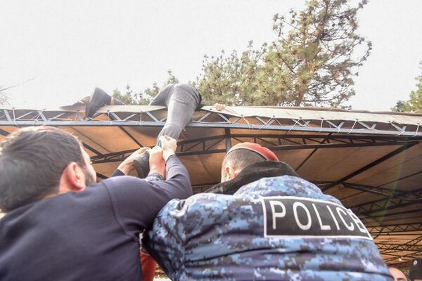 Городские власти приступили к демонтажу кафе на территории площади Свободы (14 марта 2019). Еревaн - Sputnik Армения