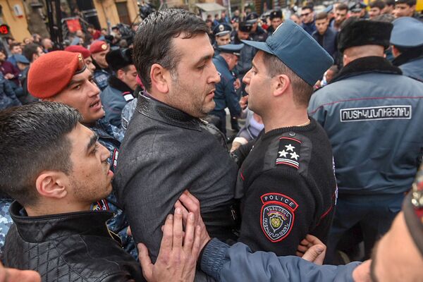 Сотрудники демонтируемых в Ереване кафе перекрыли дорогу, полиция пытается их поднять Сотрудники демонтируемых в Ереване кафе перекрыли дорогу, полиция пытается их поднять - Sputnik Армения