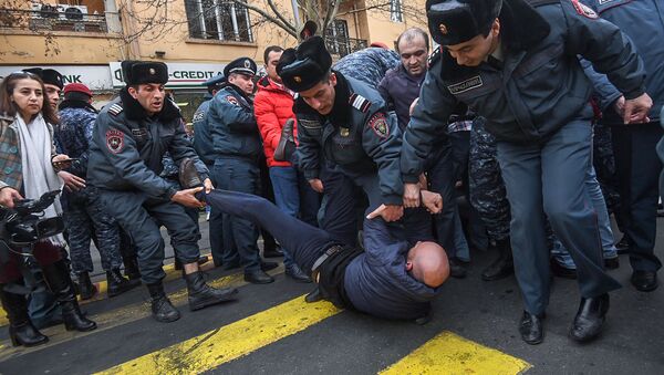Сотрудники и собственники кафе на площади Свободы перекрыли проспект Маштоца (14 марта 2019). Еревaн - Sputnik Армения