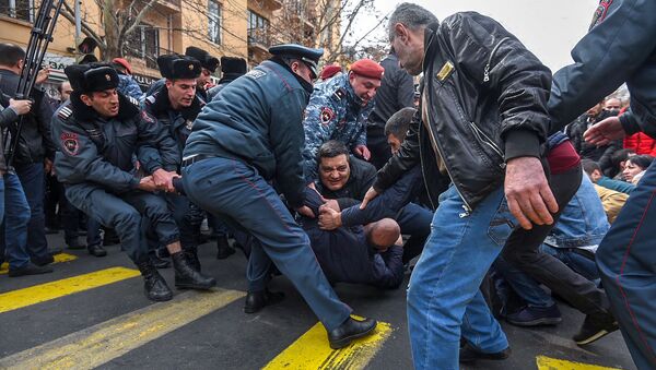 Сотрудники и собственники кафе на площади Свободы перекрыли проспект Маштоца (14 марта 2019). Еревaн - Sputnik Армения