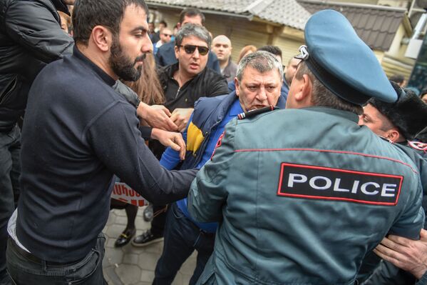 Стычка между сотрудниками полиции и противниками сноса кафе на площади Свободы (14 марта 2019). Еревaн - Sputnik Армения