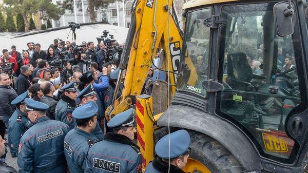 Городские власти приступили к демонтажу кафе на территории площади Свободы (14 марта 2019). Еревaн - Sputnik Армения
