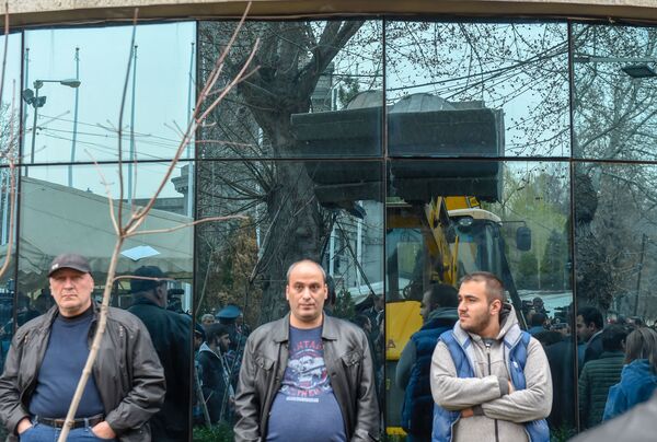 Городские власти приступили к демонтажу кафе на территории площади Свободы (14 марта 2019). Еревaн Городские власти приступили к демонтажу кафе на территории площади Свободы (14 марта 2019). Еревaн - Sputnik Армения