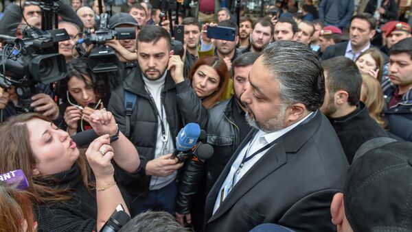 Руководитель административного района Кентрон Виктор Мнацаканян беседует с противниками сноса кафе на площади Свободы (14 марта 2019). Еревaн - Sputnik Армения