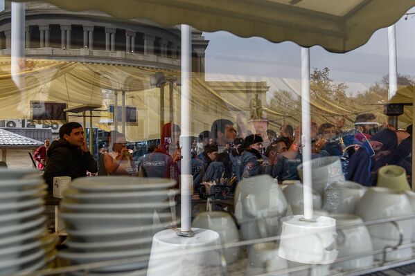 Городские власти демонтируют кафе на территории площади Свободы (14 марта 2019). Еревaн - Sputnik Армения